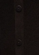 Sweater de punto fino color marrón chocolate, con cuello asimétrico, cierre lateral con botones y manga larga.