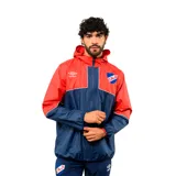 Campera deportiva con capucha, diseño bicolor en rojo y azul marino. Presenta cierre frontal completo, puños elásticos y el escudo del Club Nacional de Football junto al logo de Umbro en el pecho.