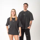 Remera de algodón de alto gramaje con efecto de lavado a la piedra, corte oversize y diseño bordado con la palabra Gains en el pecho.