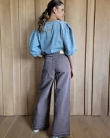 Pantalón de jean estilo wide leg con costuras verticales frontales, tiro alto y bolsillos laterales.