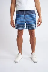 Short de baño con cintura elástica y cordón ajustable, confeccionado en tela ligera de secado rápido. Presenta un estampado botánico integral en tonos amarillos, blancos y azules, con dos bolsillos delanteros y uno posterior.