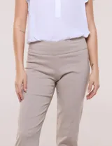 Pantalón modelador marrón, de corte recto y entallado, confeccionado en tejido elástico con nervadura central vertical. Cuenta con cintura ancha de soporte y panel de malla interna para suavizar la zona abdominal.