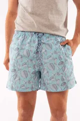 Short de baño azul con franjas horizontales en celeste y azul claro. Cuenta con cintura elástica ajustable con cordón, dos bolsillos laterales y uno trasero.