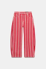 Jeans capri de tiro medio y diseño balloon, con patrón de rayas verticales rojas y blancas, trabillas en la cintura y bolsillos delanteros y traseros.