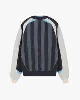 Suéter de punto con diseño inspirado en camisetas de fútbol retro. Presenta un patrón de rayas verticales en tonos gris oscuro, gris claro y celeste, con el logo de la marca en gran tamaño en el frente y un detalle de rosa bordada en el pecho. Posee cuello redondo y puños acanalados.