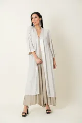 Túnica larga color borgoña de crepe con vivo de satén al tono.