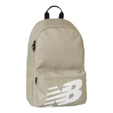 Mochila New Balance color beige con logo blanco estampado en el frente. Tiene un compartimento principal con cierre, un bolsillo frontal con cierre y correas acolchadas ajustables.
