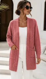 Saco tejido de punto color rosa, largo con bolsillos frontales appliqués y mangas largas con detalles de trenzas.