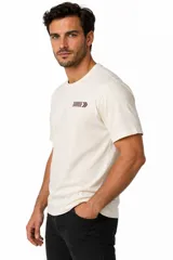 Remera de manga corta color negro, de algodón, con cuello redondo y diseño holgado con estampa frontal.