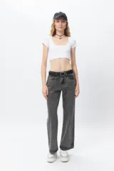 Top corto color amarillo, de mangas cortas y escote redondo.