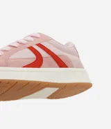 Championes casuales de caña corta marca Satinato, color rosado con detalles en rojo. Confeccionados en material sintético con recortes sobrepuestos, punta redonda con perforaciones frontales y suela tipo caja blanca con base de goma.