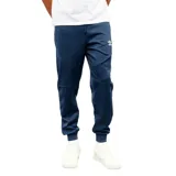 Pantalon de jogging Umbro color azul marino, con cintura elástica ajustable mediante cordón, puños elásticos en los tobillos y logo de la marca bordado en la pierna izquierda.
