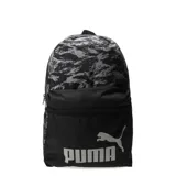 Mochila Puma con compartimento principal y bolsillo frontal con cierre. Presenta un diseño combinado en color negro liso en la parte inferior y estampado camuflado en tonos grises y negros en la parte superior. Incluye el logo de la marca estampado en el frente.