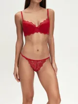 Colaless de encaje color rojo con elástico fino en la cintura.