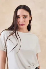 Remerón de manga corta, cuello redondo y calce oversize, en tejido de punto con brillo sutil.