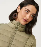 Campera puffer de poliamida color verde oliva, con cuello alto, cierre frontal y diseño acolchado horizontal.
