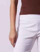 Bermuda de gabardina elastizada color negro, marca Zac & Rachel.