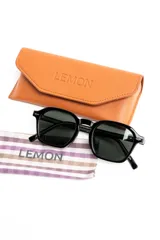 Lentes de sol polarizados con armazón negro de diseño geométrico y lentes oscuros.