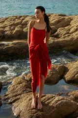 Malla enteriza roja con breteles finos en contraste y espalda baja.