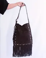 Cartera tipo shoulder bag de cuero gamuzado color suela, con diseño de flecos en la base y detalle de tachas metálicas en los laterales. Cuenta con correa regulable y forro interior.