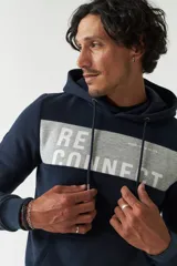 Canguro azul marino con capucha, con una franja horizontal gris en la parte superior del pecho con la palabra "CONNECT" estampada en blanco. Tiene un bolsillo tipo canguro en la parte delantera y cordones ajustables en la capucha.