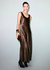 Vestido largo satinado de color marrón, con tirantes anchos, escote redondo y diseño recto con efecto arrugado. Está adornado con pequeños cristales distribuidos en toda la prenda.
