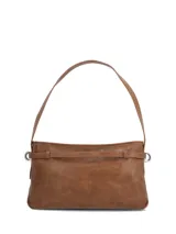 Cartera de hombro Hush Puppies color marrón caramelo, con tira ajustable frontal tipo cinto, argollas metálicas en los laterales y logo grabado en la parte inferior.