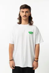 Remera blanca de algodón con estampa en la espalda de un personaje de la película "Home Alone" con el texto "Home Alone".