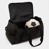 Bolso deportivo tipo duffel color negro, con compartimento principal amplio con cierre, asas de mano y correa ajustable. Diseño técnico y minimalista, ideal para transportar equipamiento deportivo.