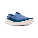 Zapatilla tipo slip-on Columbia, modelo Boatside PFG, confeccionada en una combinación de lona y ante en tonos azules. Cuenta con una suela de plataforma ligera con diseño moteado y tecnología Omni-GRIP para mayor tracción.