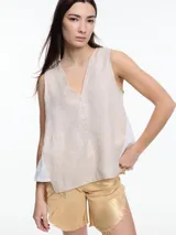 Top sin mangas de lino color beige claro, con escote en V pronunciado y paneles laterales en color blanco.