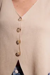 Chaleco de punto color ladrillo, con escote en V y cierre frontal con botones.