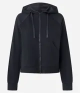 Campera deportiva con capucha ajustable, cierre frontal por cremallera, mangas largas con sisa raglán y puños ajustados. Presenta bolsillo tipo canguro y cordones con lettering estampado.