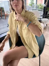 Sobrecamisa de pana color amarillo, con cuello clásico, cierre frontal de botones y bolsillos delanteros con solapa.