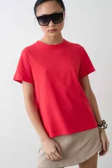 Remera de algodón roja de manga corta, con cuello redondo y corte clásico.