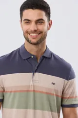 Remera polo de manga corta con diseño de franjas horizontales en tonos azul, beige, verde y terracota. Presenta cuello camisero con cierre frontal de dos botones y un pequeño bordado en el pecho.