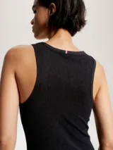 Vestido midi negro de corte slim, sin mangas y cuello redondo.