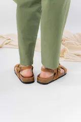 Sandalias de cuero marrón con tiras cruzadas, base de corcho y suela antideslizante.