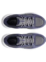 Championes Under Armour modelo Charged Versurge, color gris azulado con detalles en blanco. Presentan una parte superior que combina malla transpirable con revestimientos de gamuza sintética, mediasuela Charged Cushioning para mayor amortiguación y suela de goma resistente.