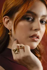 Anillo de plata 925 con baño de oro 24k, de banda chata y piedra citrino facetada central enmarcada por pequeñas esferas.
