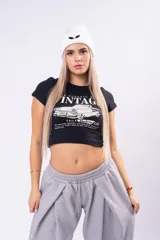 Remera blanca de manga corta con diseño clásico y estampa frontal, confeccionada en algodón.