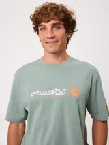 Remera holgada negra de algodón con estampa frontal y en la manga de la marca Rusty.