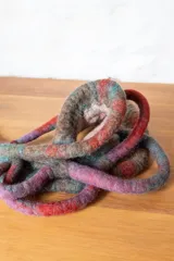 Escultura creada por Paulina Gross, en fieltro húmedo de lana merino y corriedale, con apliques de cáñamo y bambú.