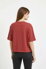 Remera negra de algodón de corte ancho y corto, con mangas cortas y cuello redondo a la base.
