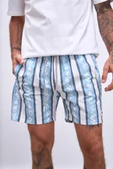Short de baño celeste con rayas verticales blancas y estampado de flores blancas y azules.