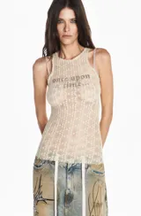 Musculosa de encaje color beige, con diseño semitransparente y estampado frontal con la frase 'once upon a time'.