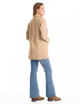 Blazer de tejido de algodón soft con cuello solapa, abertura central y bolsillos delanteros.