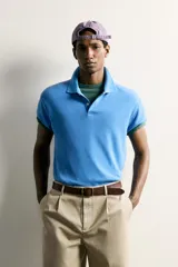 Sudadera polo regular fit de manga corta color mostaza, confeccionada en tejido con mezcla de algodón e interior de rizo, con cuello solapa y cierre frontal de botonadura.