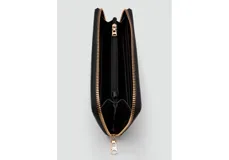 Billetera rectangular de diseño minimalista en color negro, con cierre perimetral y logo metálico de la marca en la parte frontal.