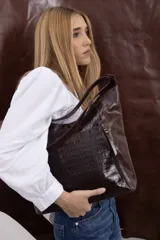 Bolso shopper de cuero vacuno color azul marino, con diseño hobo, panel frontal en relieve efecto croco brillante, bolsillos externos con cierre y correa ancha ajustable.